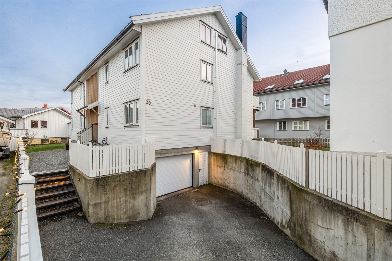 Det er asfaltert nedkjøring med varmekabler som fører til parkeringskjeller. Galleribilde