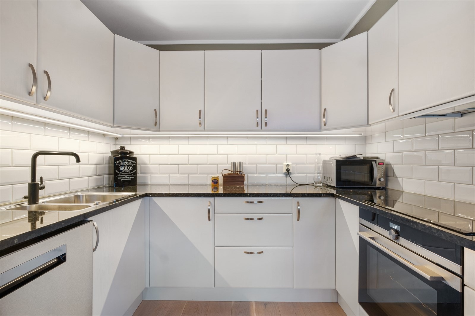 Det er gode oppbevaringsmulighet i skuffer og skap. Galleribilde