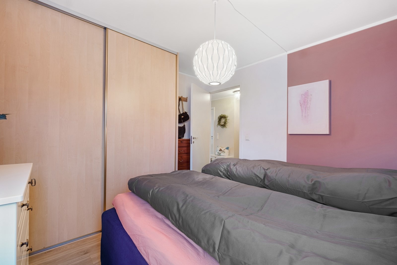 Skyvedørsgarderobe gir rommet god oppbevaringskapasitet. Galleribilde