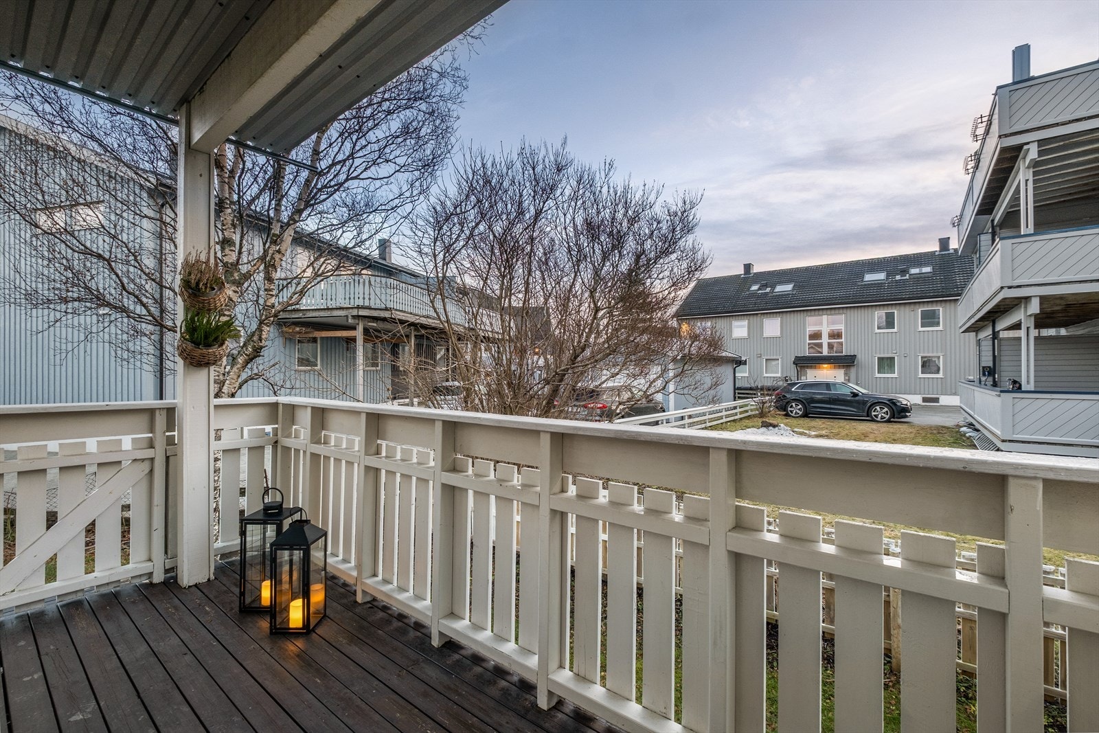 Balkong på ca. 5 kvm med trapp ned til felles hage. Galleribilde