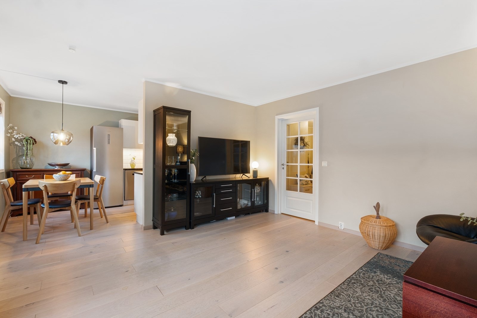 Åpen stue og kjøkkenløsning gir god romfølelse. Galleribilde