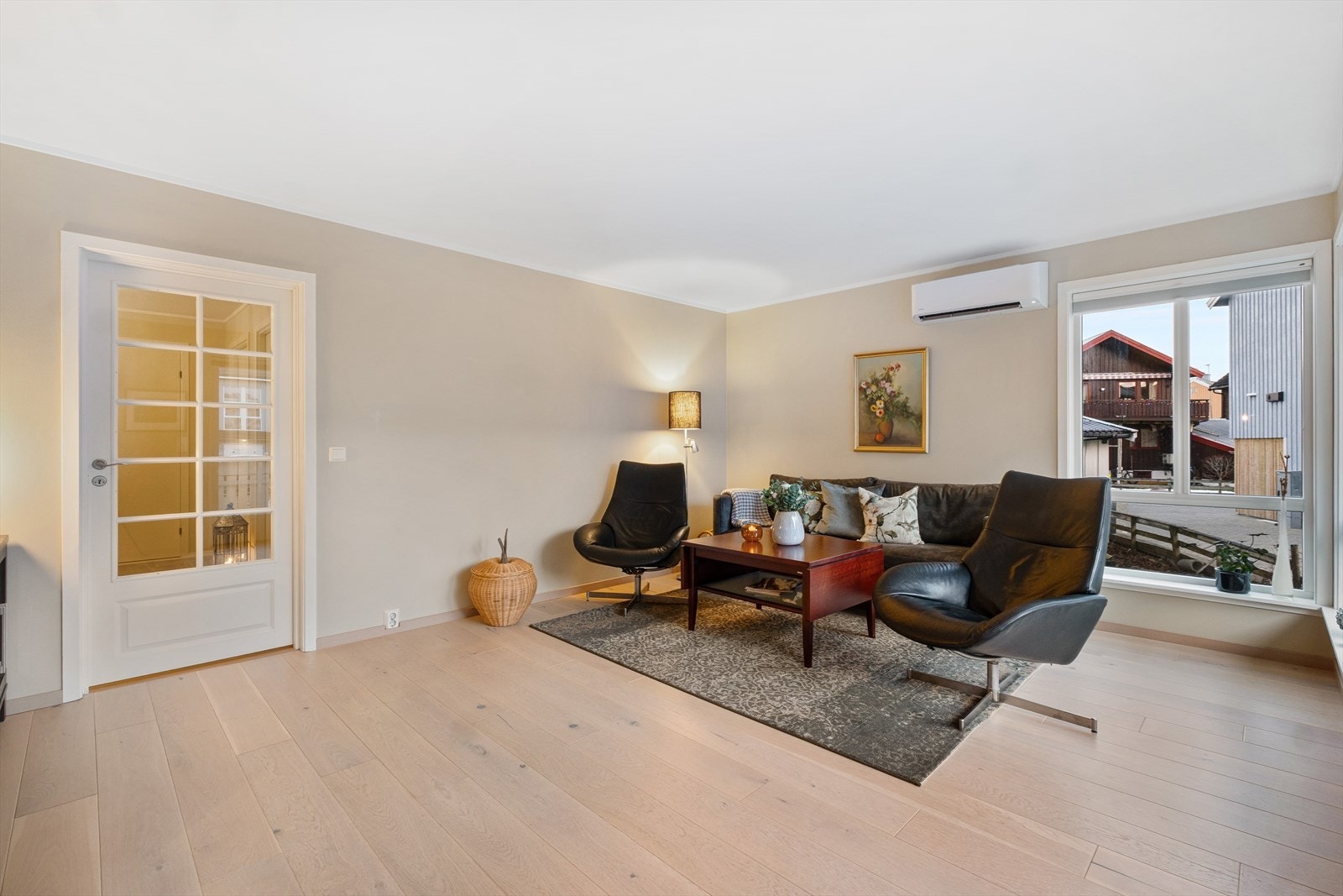 Den romslige stuen gir plass til flere møbleringsmuligheter. Galleribilde