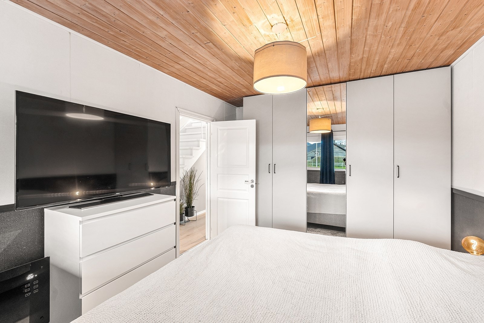 Nyere Pax garderobeskap m/god lagringsplass Galleribilde