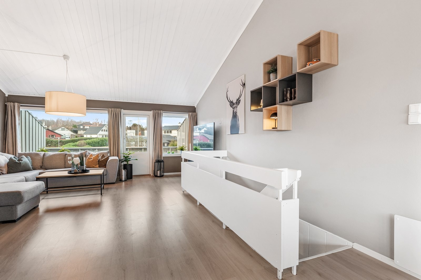 Trivelig stue m/høye himlinger som gir en god romfølelse Galleribilde