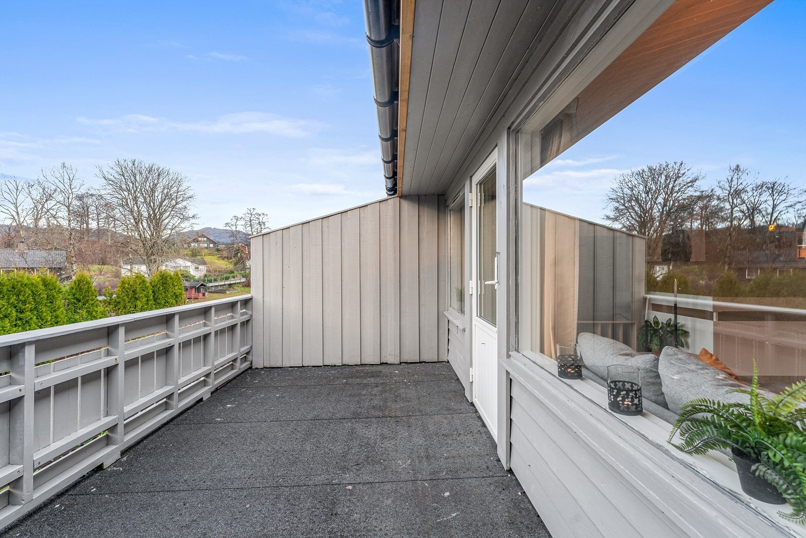 Stor, vestvendt balkong med gode solforhold Galleribilde