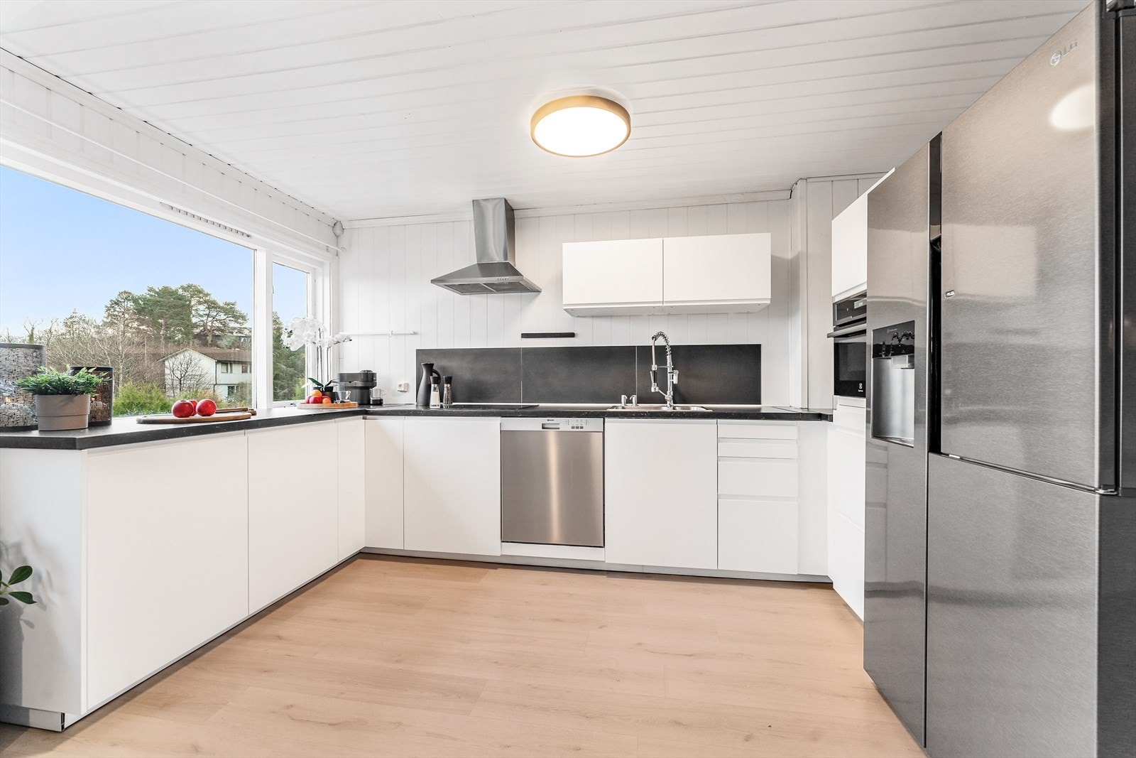 Stekeovn, platetopp og oppvaskmaskin på kjøkken er inkludert i salget Galleribilde