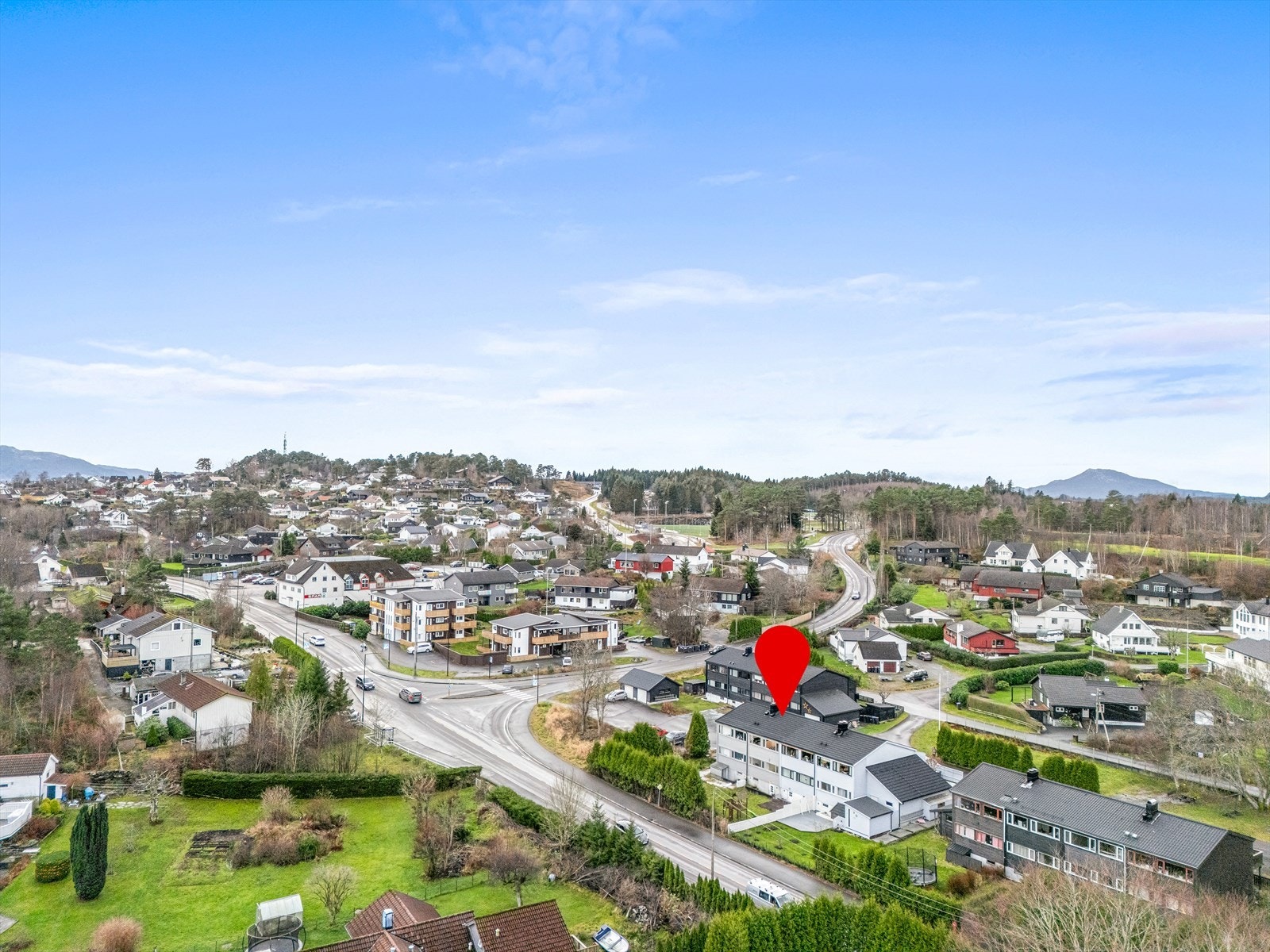 Eiendommen har nærhet til butikk, skoler og idrettsanlegg Galleribilde