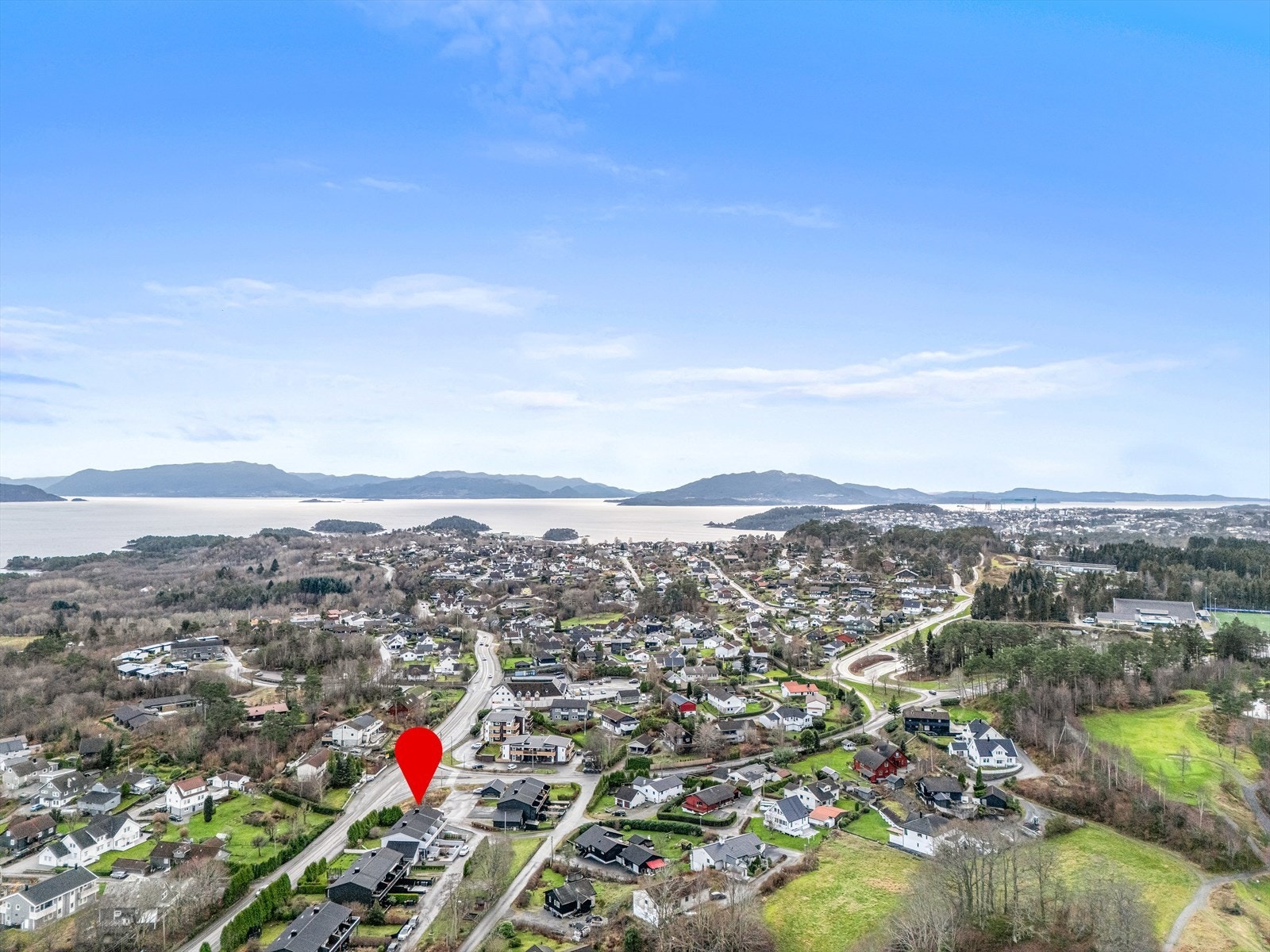 Eiendommen har nærhet til butikk, skoler og idrettsanlegg Galleribilde