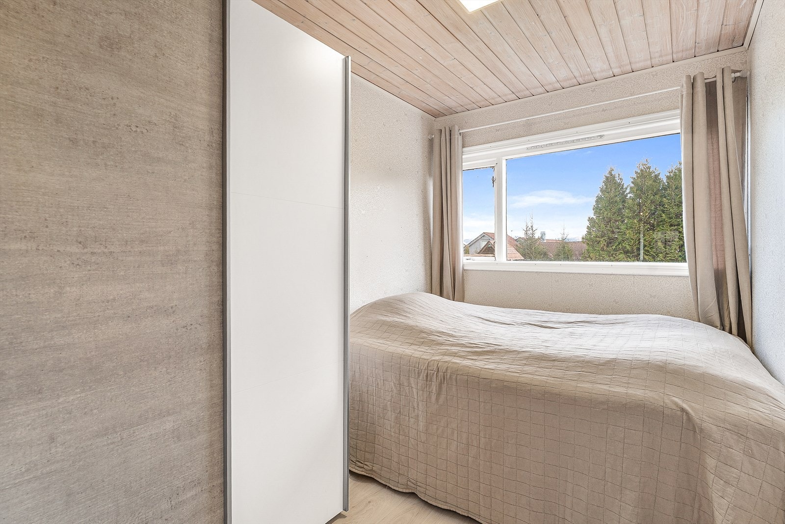 Soverom 2 m/skyvedørsgarderobe Galleribilde