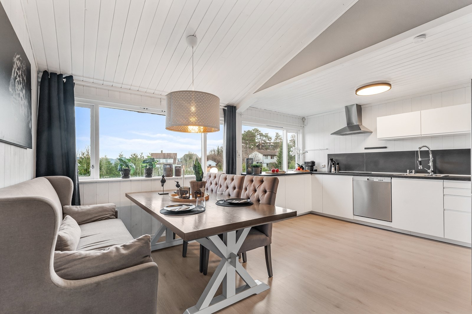 Her er det god plass til stort spisebord Galleribilde