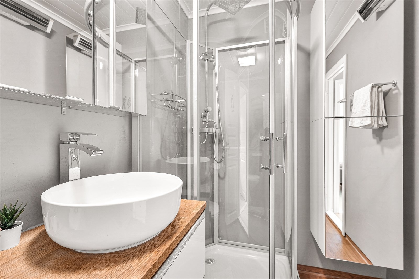 Vegghengt skap m/god lagringsplass Galleribilde