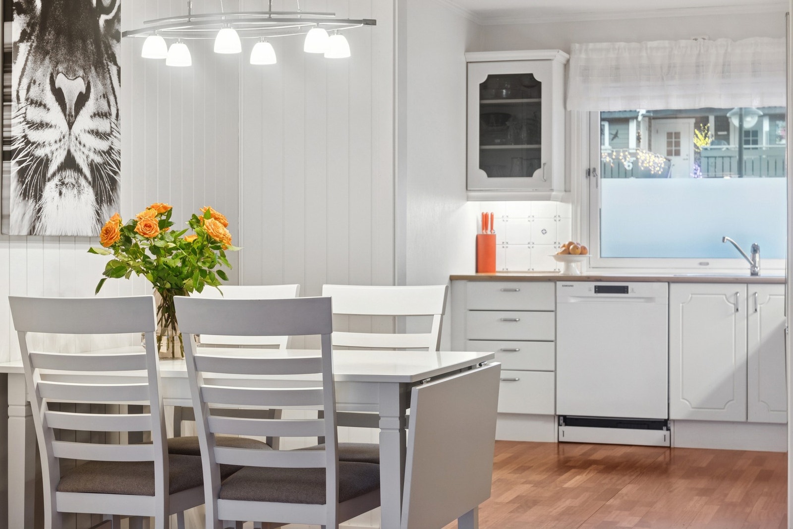 Plass til spisebord i kjøkkensonen. Galleribilde