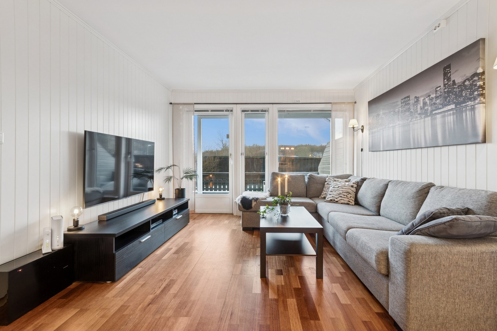 Stua er lys og romslig, med store vindusflater som slipper inn rikelig med naturlig lys. Galleribilde