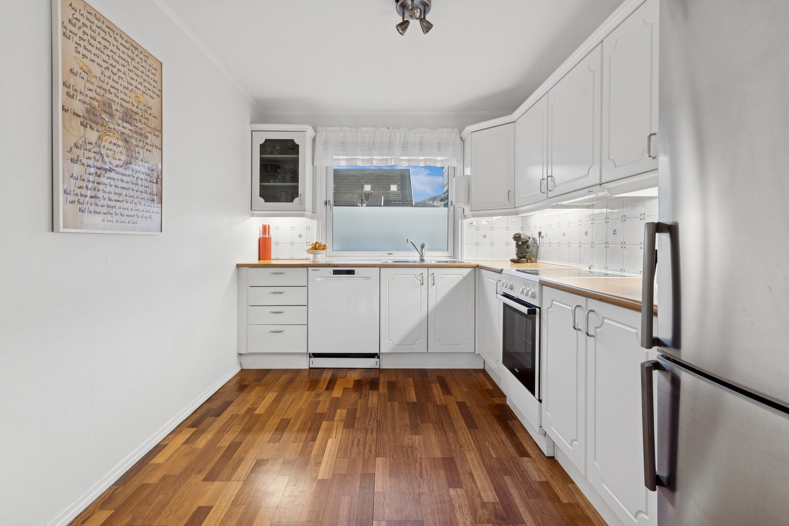 Kjøkkenet har innredning med profilerte fronter og benkeplate i laminat. Galleribilde