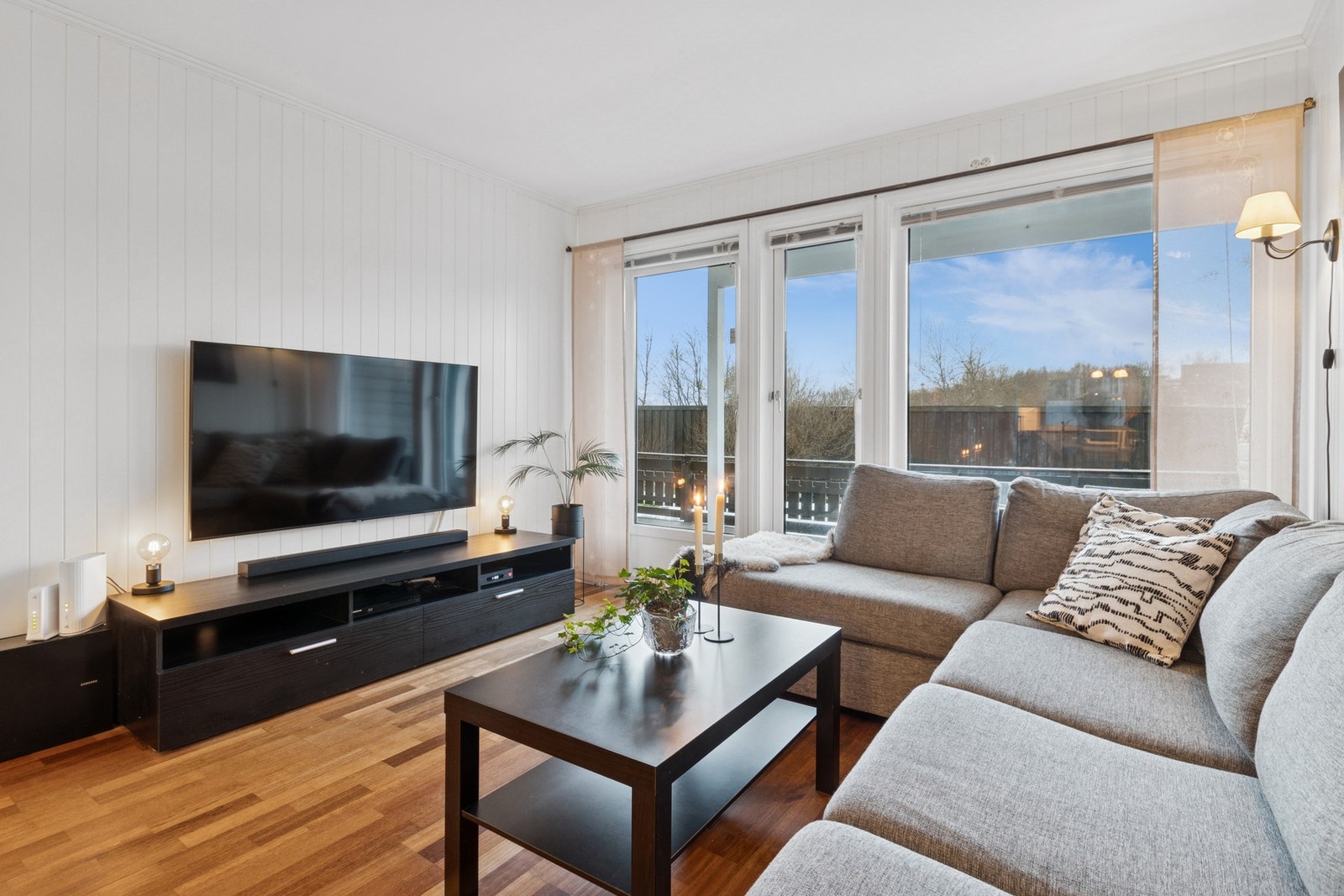 Velkommen til Kløverengveien 7 - beliggende med umiddelbar nærhet til naturen og kort vei til sentrum. Foto: EFKT. Galleribilde