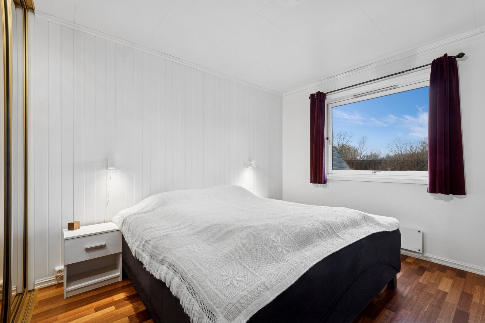 Hovedsoverommet har integrert skyvedørsgarderobe med speildører. Galleribilde