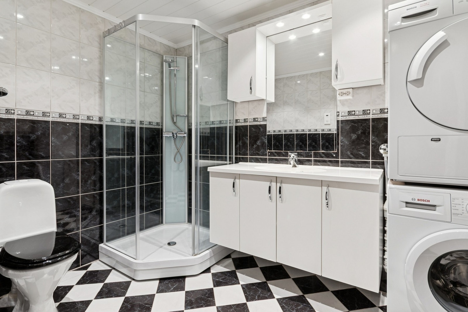 Flislagt bad med elektriske varmekabler i gulvet. Galleribilde