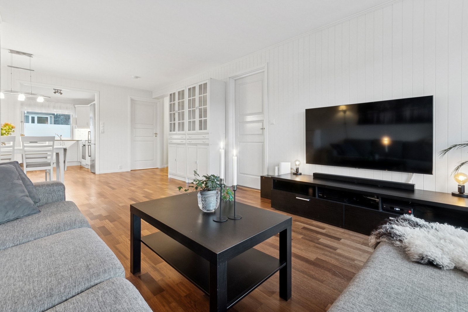 Stor stue med god plass, her er det også varme i gulv. Galleribilde