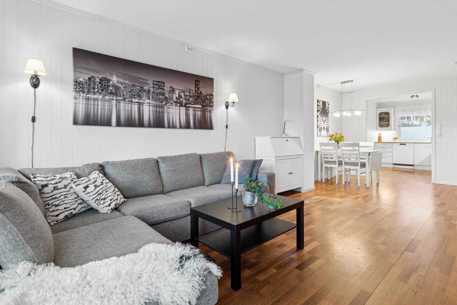 Lyse overflater er gjennomgående for leiligheten Galleribilde