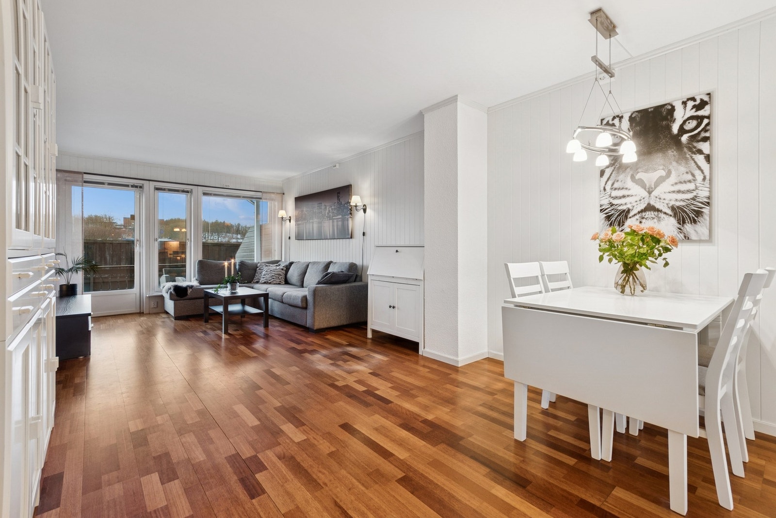 Det er en delvis åpen stue/kjøkken løsning med god plass til både sitte- og spisegruppe. Galleribilde