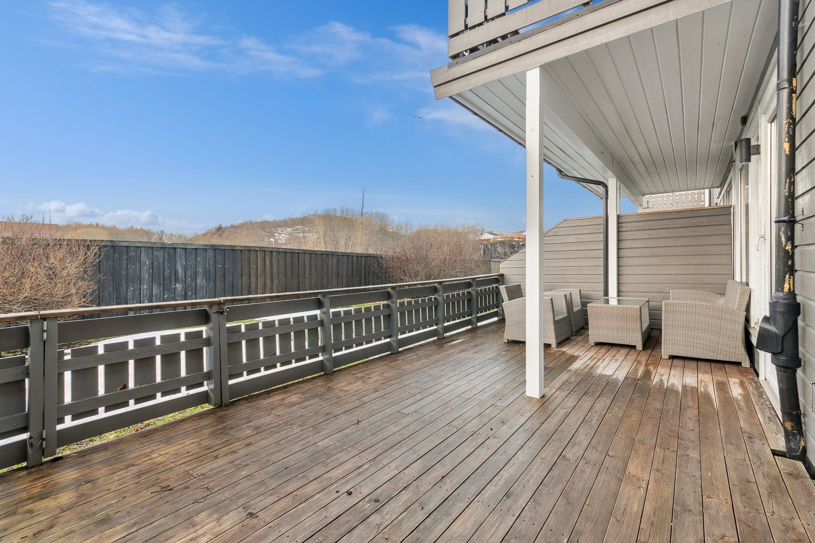 Utgang fra stua til en romslig terrasse på ca. 22 m² med ettermiddag- og kveldssol. Galleribilde