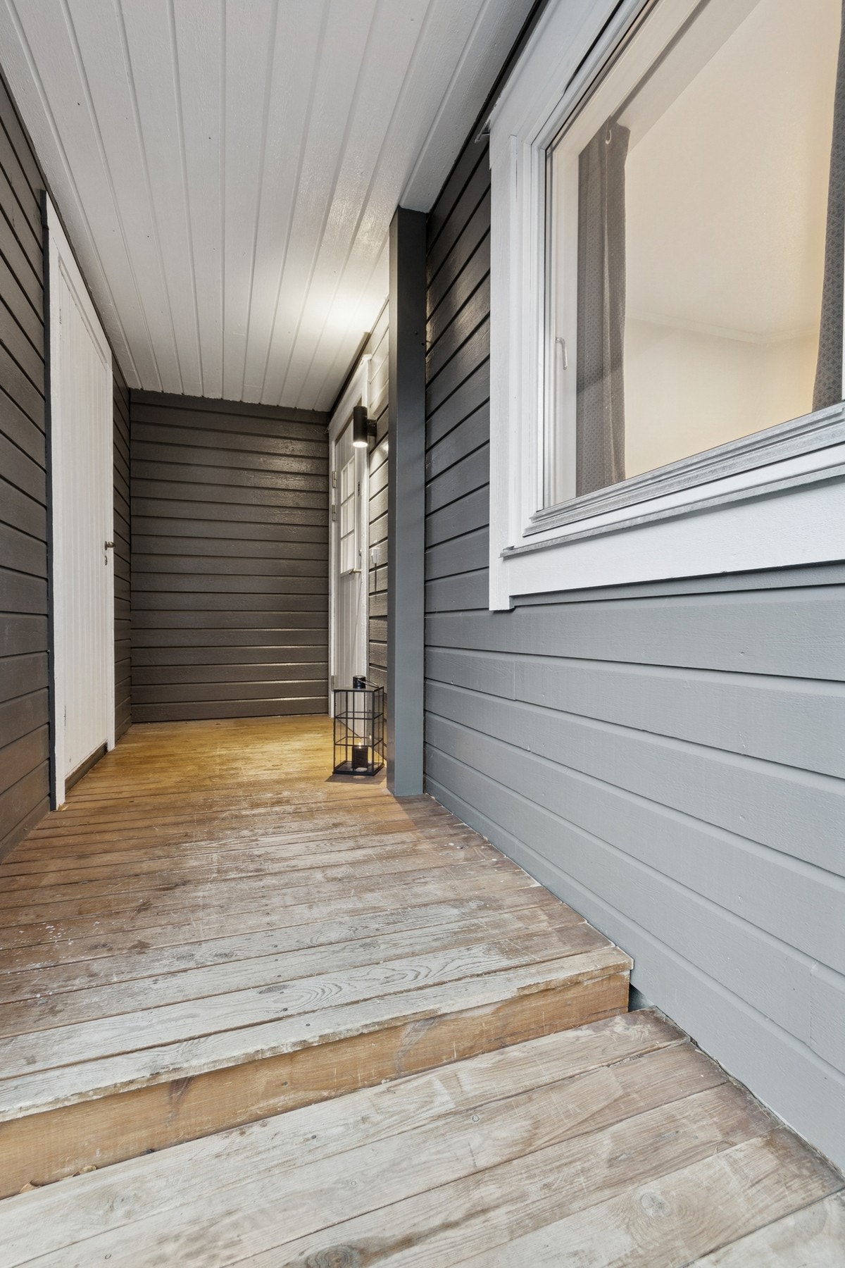 Inngangsparti, stor bod tilhørende leiligheten til venstre i bildet. Galleribilde