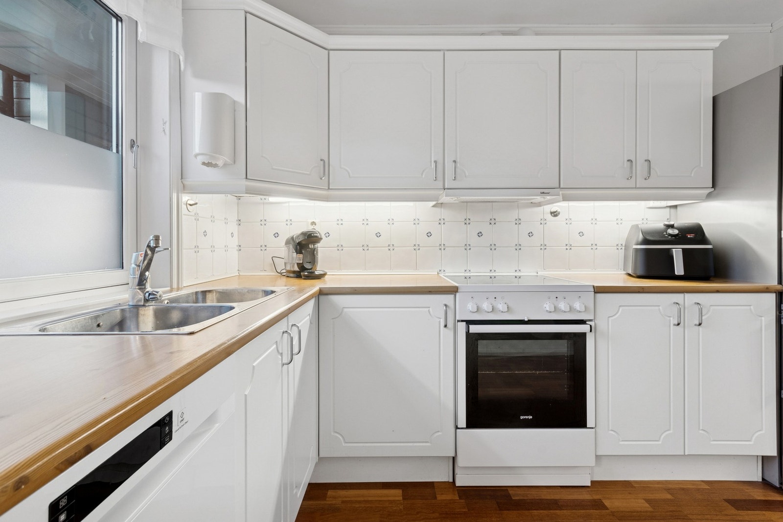 Godt utbygd kjøkken med god plass. Galleribilde