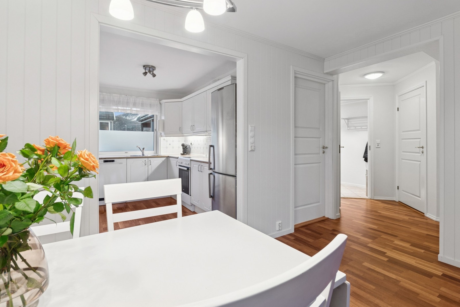 Spisestuen er plassert mellom stue og kjøkkensone Galleribilde