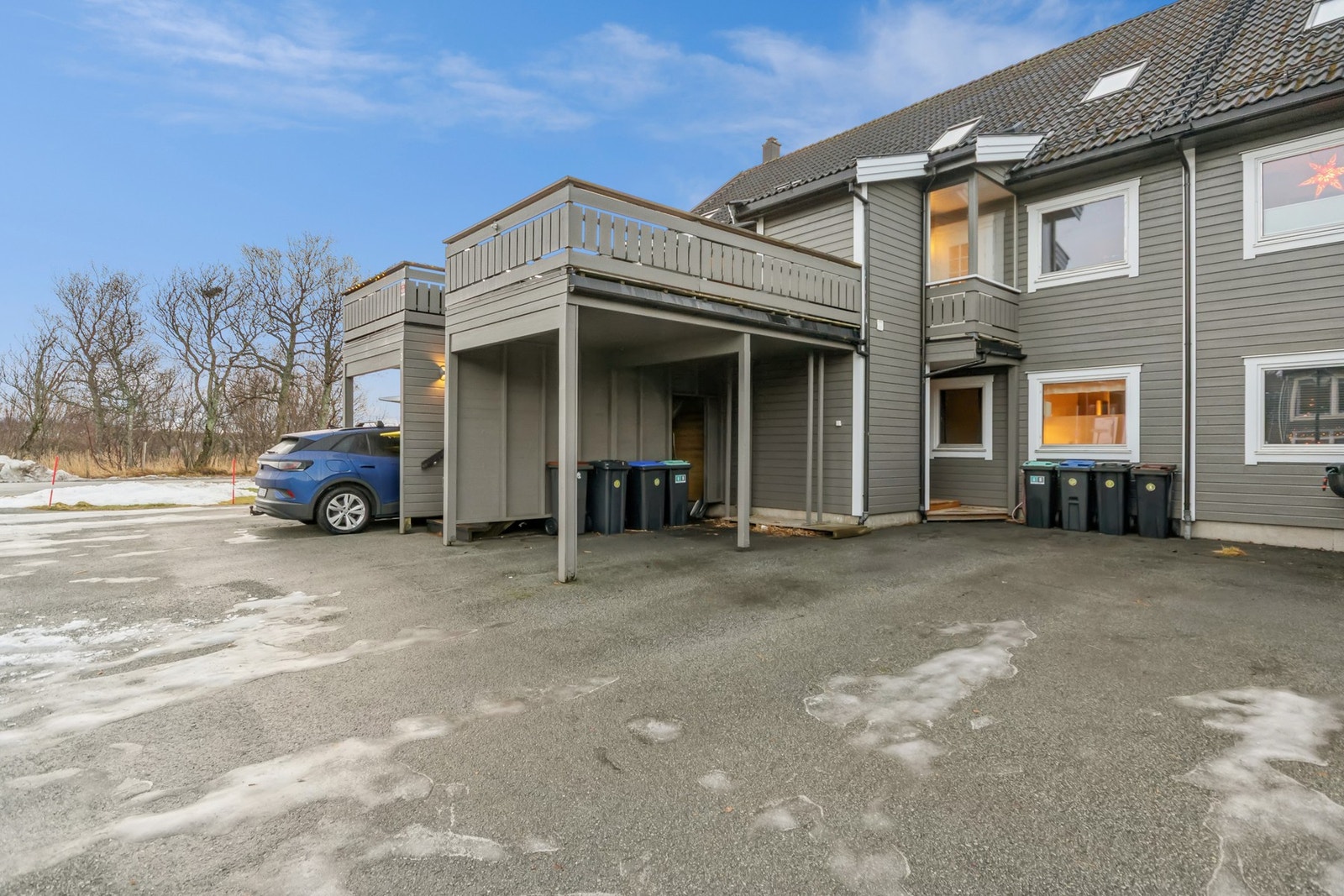 Praktisk med parkering rett ved inngangsdøra- Galleribilde