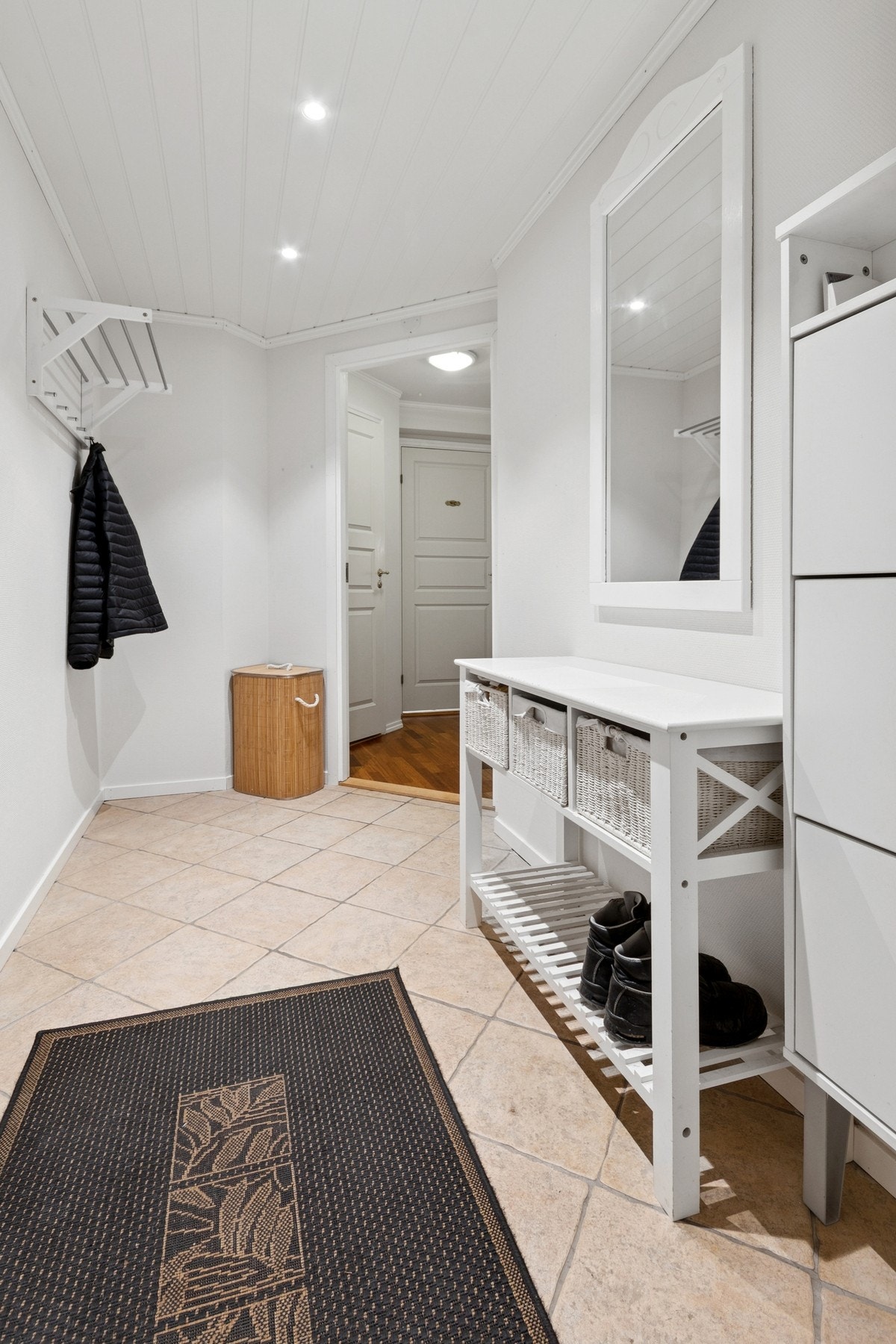 Romslig entré med flislagt gulv med elektriske varmekabler. Det er plass til kommode, jakkeoppheng og skohylle. Galleribilde