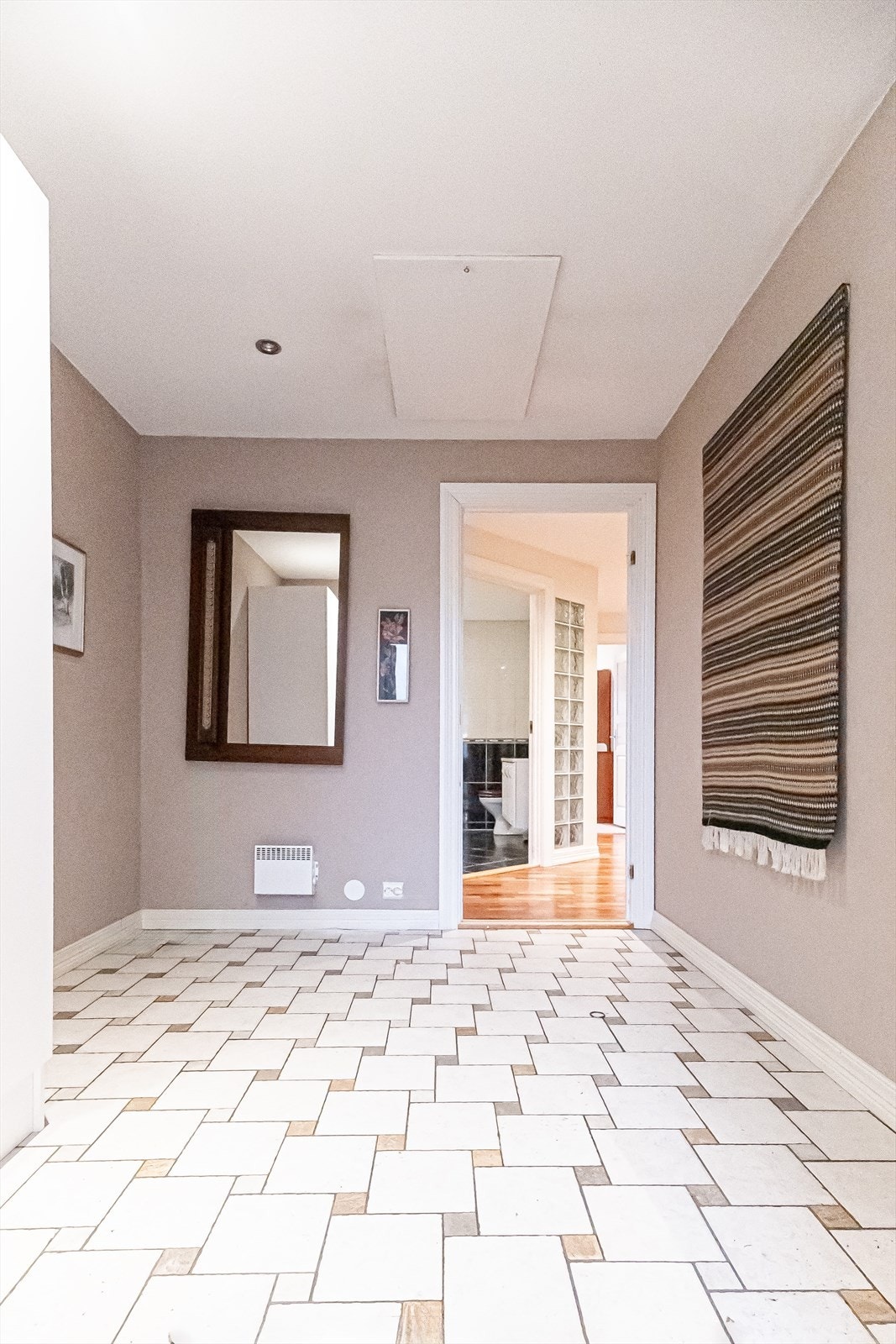 Vi går videre inn i gangen Galleribilde