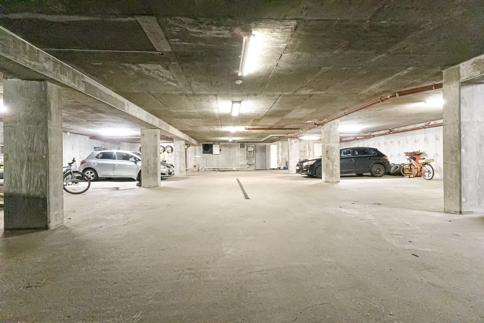 Parkeringsplass i kjelleren Galleribilde