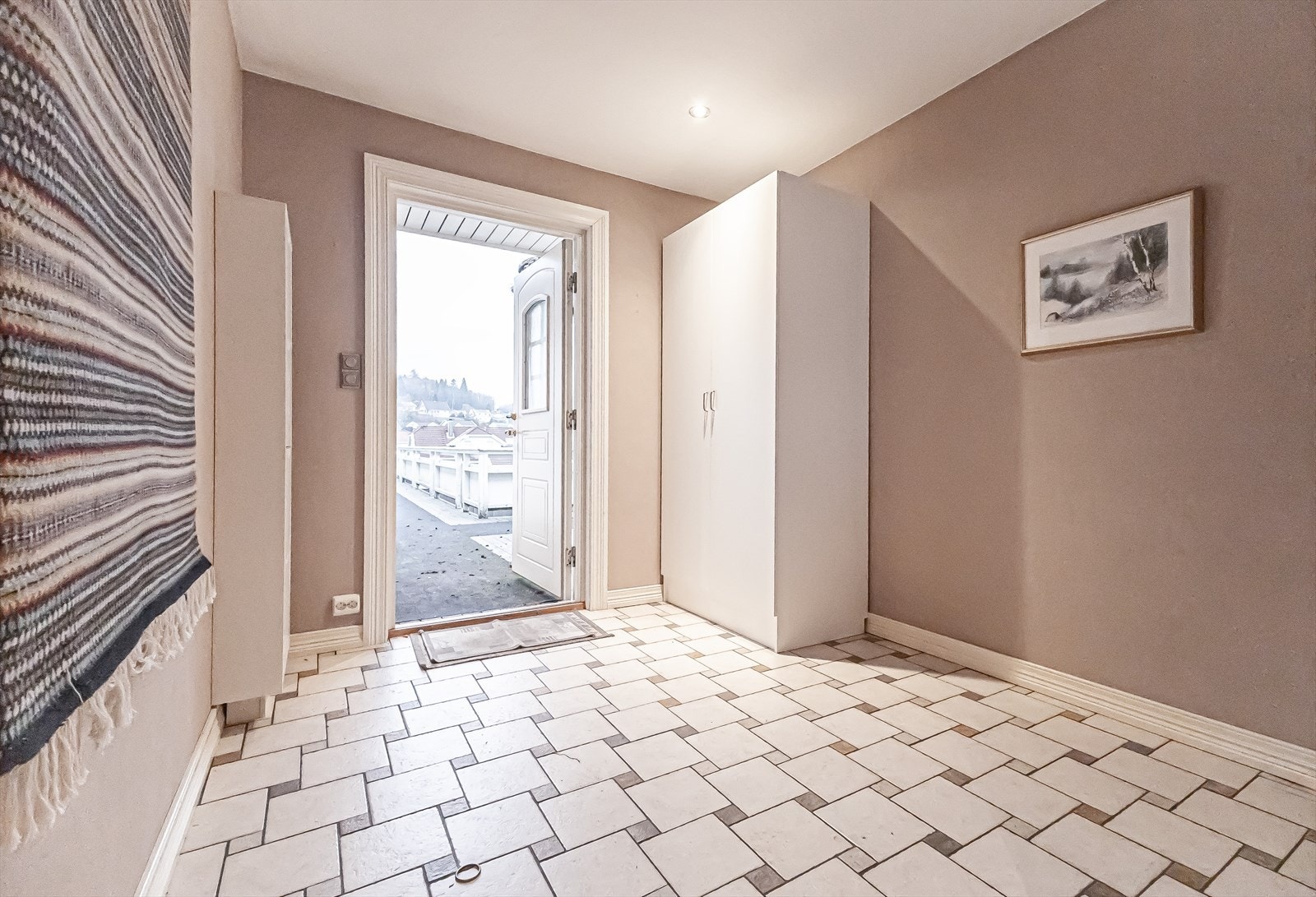 Entrèen er meget romslig med loftsluke opp til bortstuingsloft Galleribilde