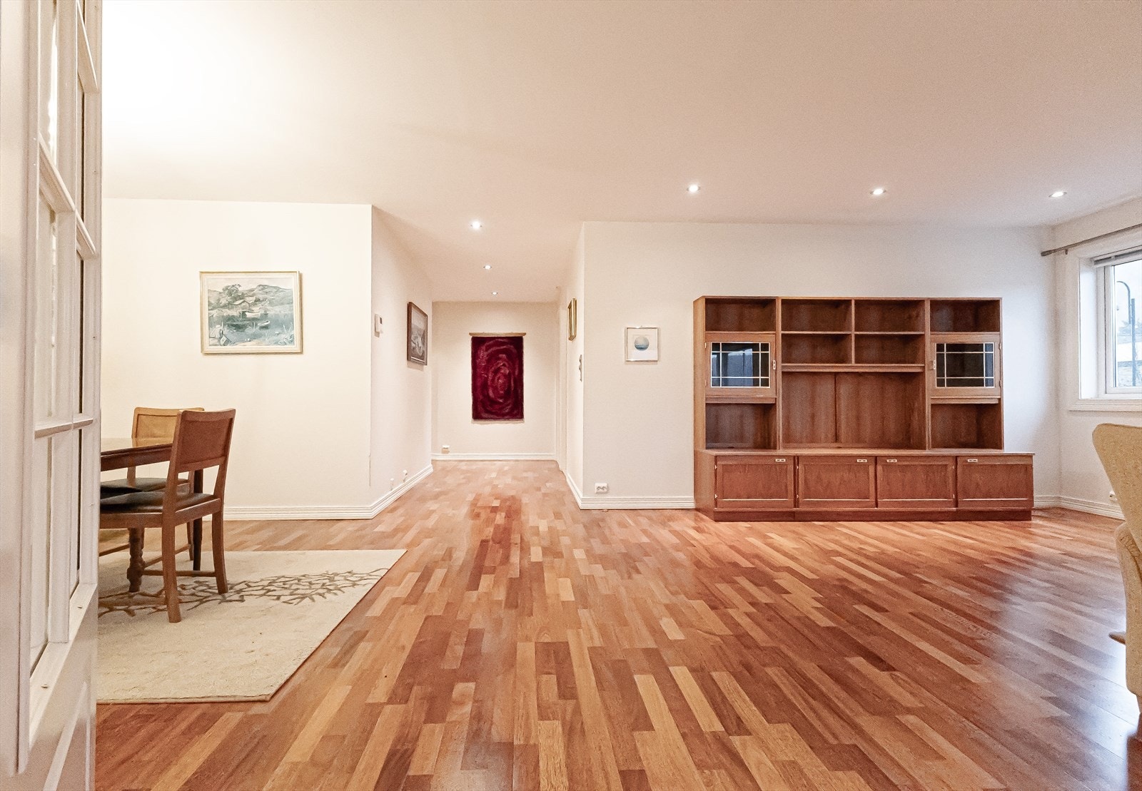 Stor og åpen stue og spisestue Galleribilde