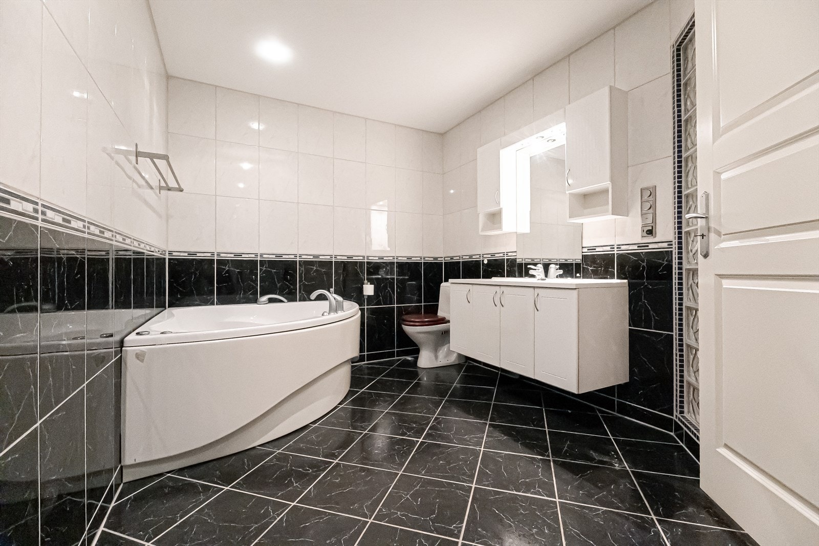 Badet er innredet med både dusj og badekar Galleribilde