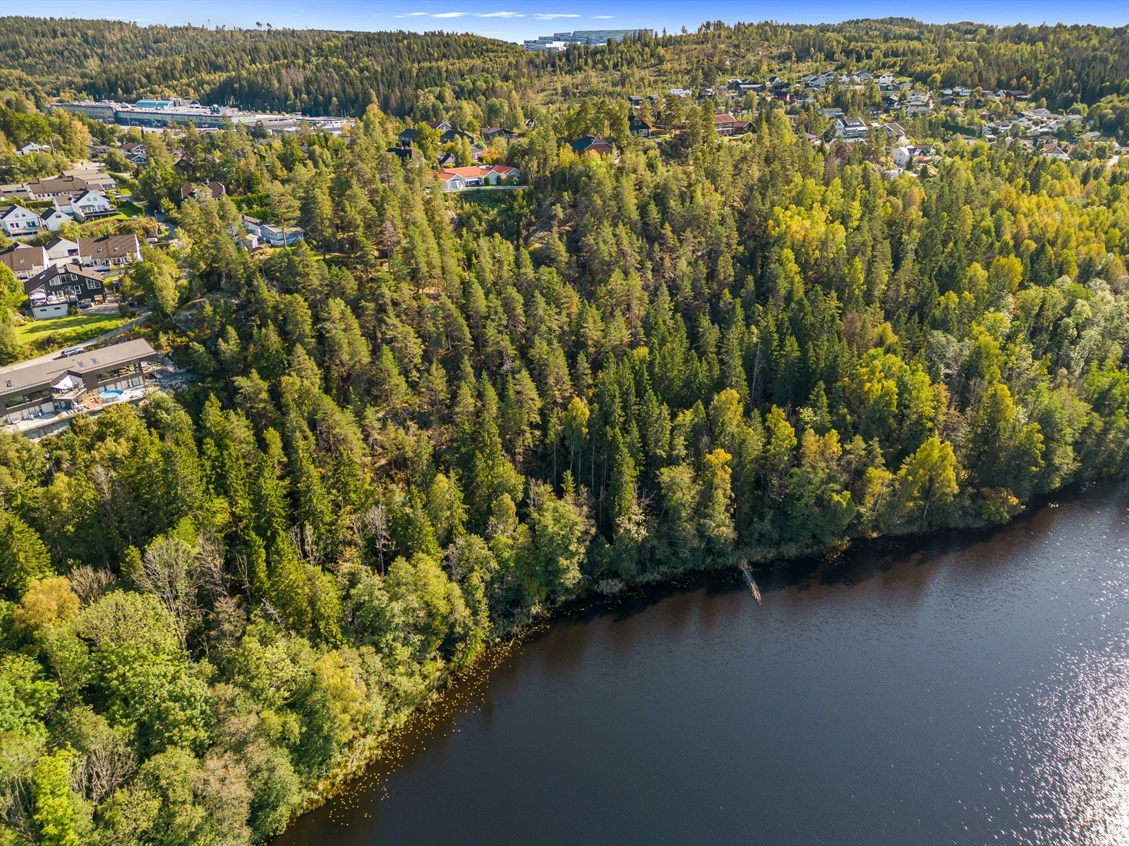 Her kan du bo i naturskjønne omgivelser, men allikevel med gangavstand til skole, barnehage og Vinterbrosenteret. Galleribilde