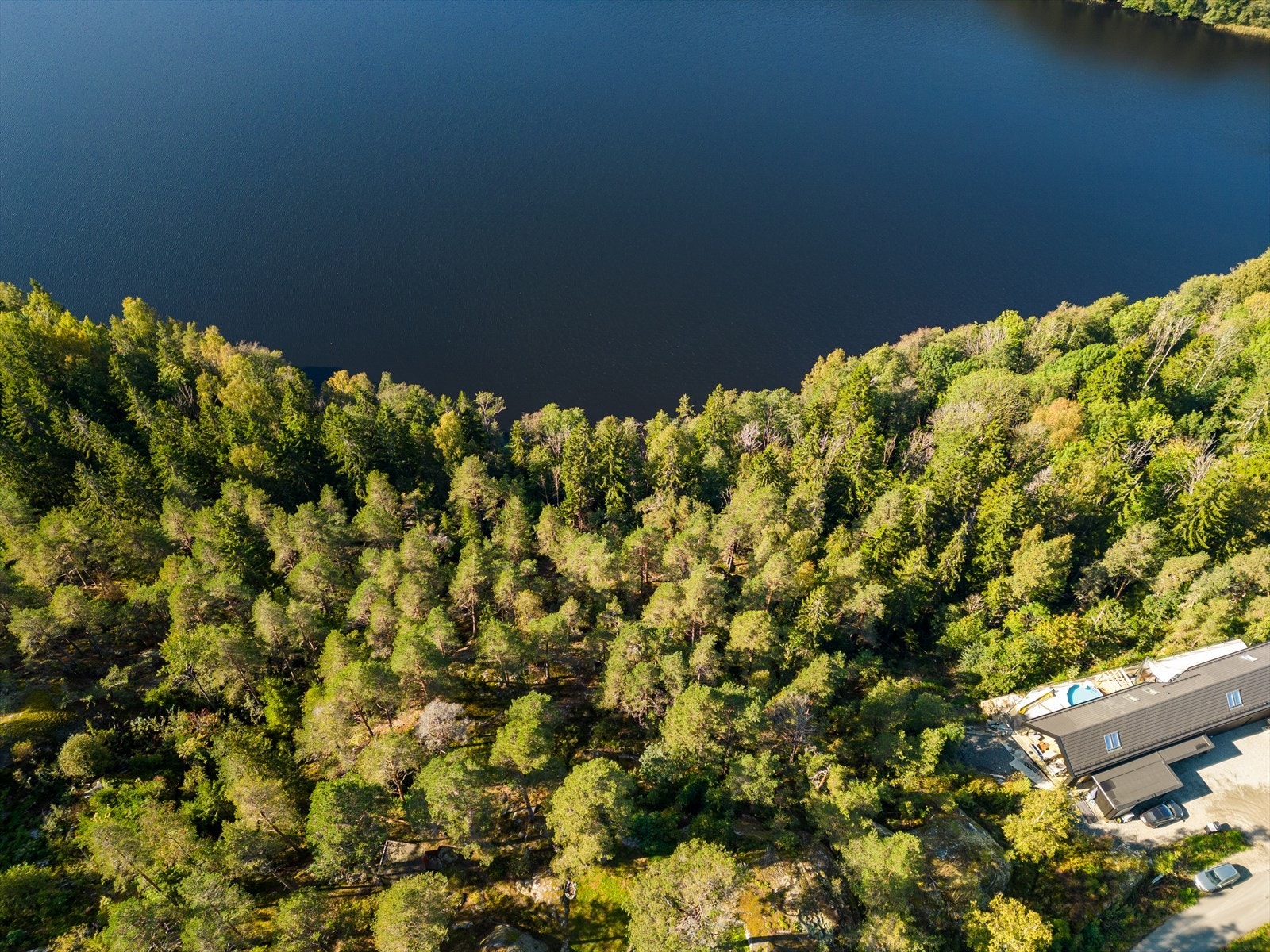 Tenk deg å nyte frokosten på din egen terrasse, omfavnet av naturens skjønnhet og lyden av fuglesang. Bli inspirert av den fine utsikten som endrer seg i takt med årstiden. Galleribilde