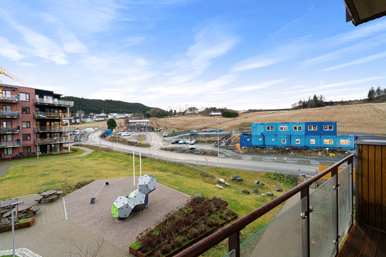 Stein- og gruslagt uteområde med aktiviteter for både store og små. Galleribilde