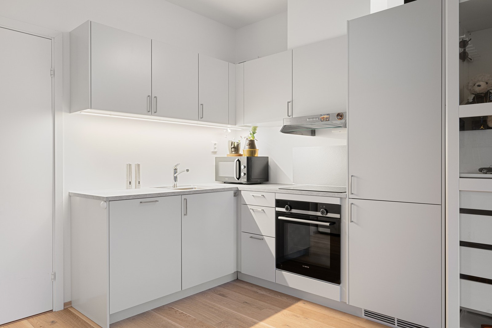 Utover standardleveranse er kjøkkenet oppgradert med et høyskap til høyre i bildet. Galleribilde