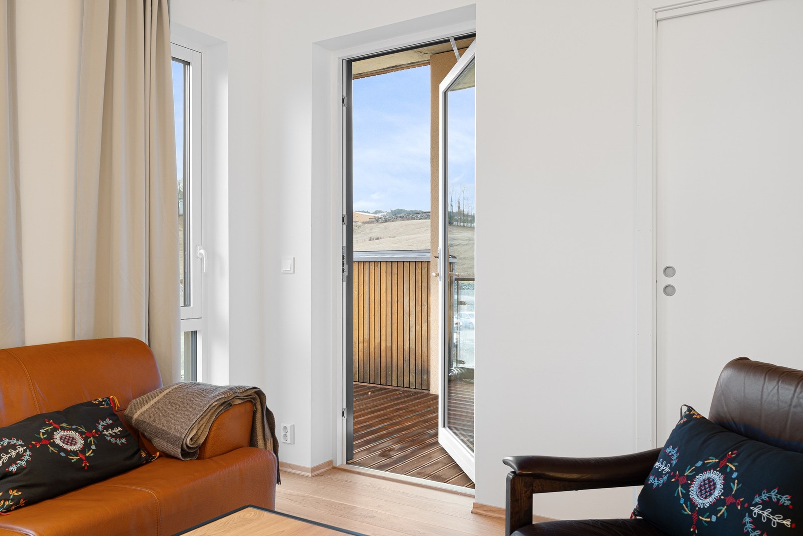 Fra stuen har man utgang til en solrik, overbygd balkong som blir en naturlig forlenglse av stuen på sommerhalvåret. Galleribilde