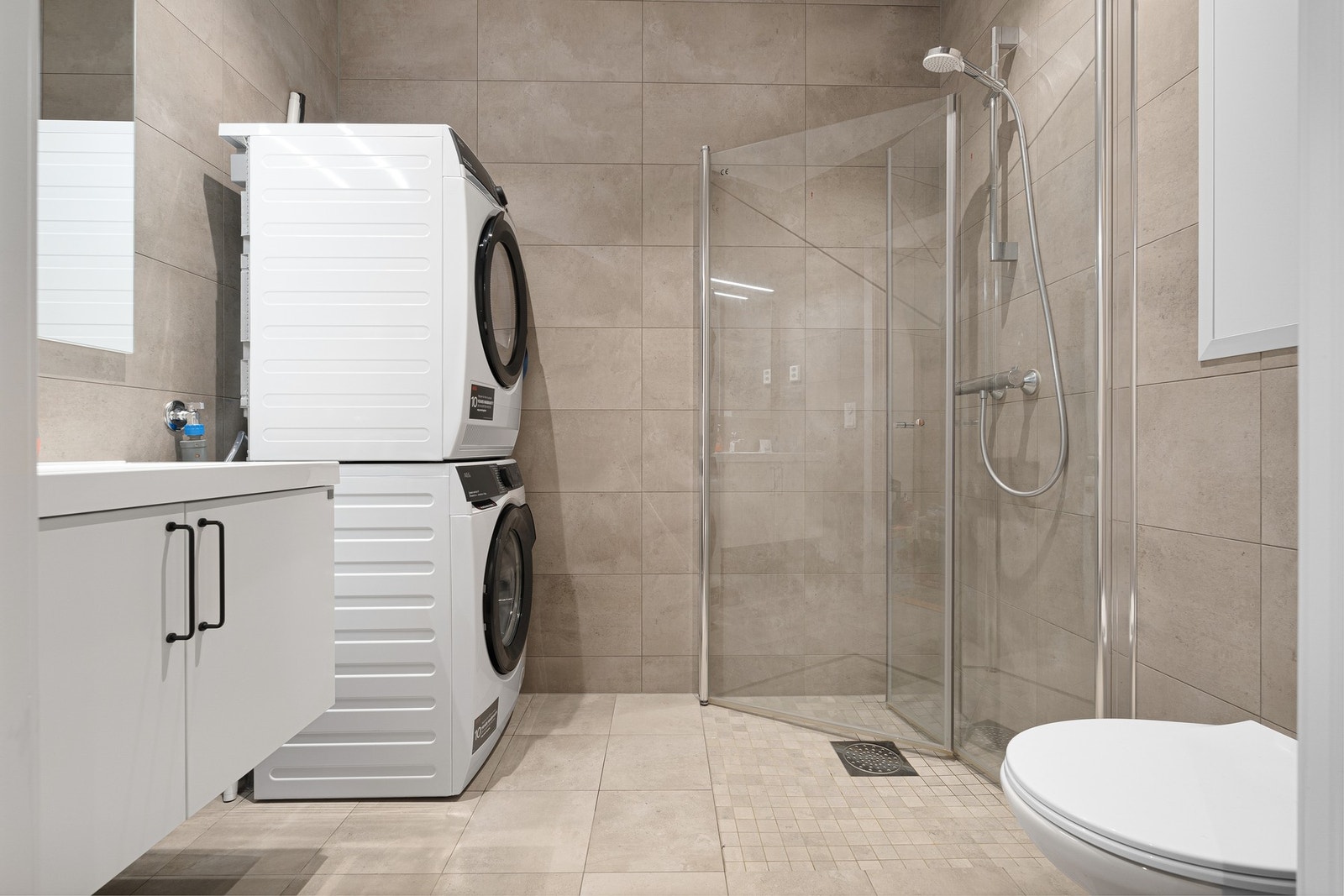 Delikat bad med flislagte overflater og behagelig gulvvarme. Galleribilde