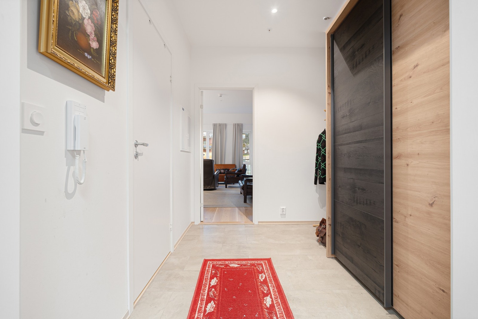 Entrèen er på 6,5 m² og byr på god plass til oppheng av yttertøy. For ytterligere oppbevaring disponerer leiligheten en privat bod i kjelleretasjen. Galleribilde