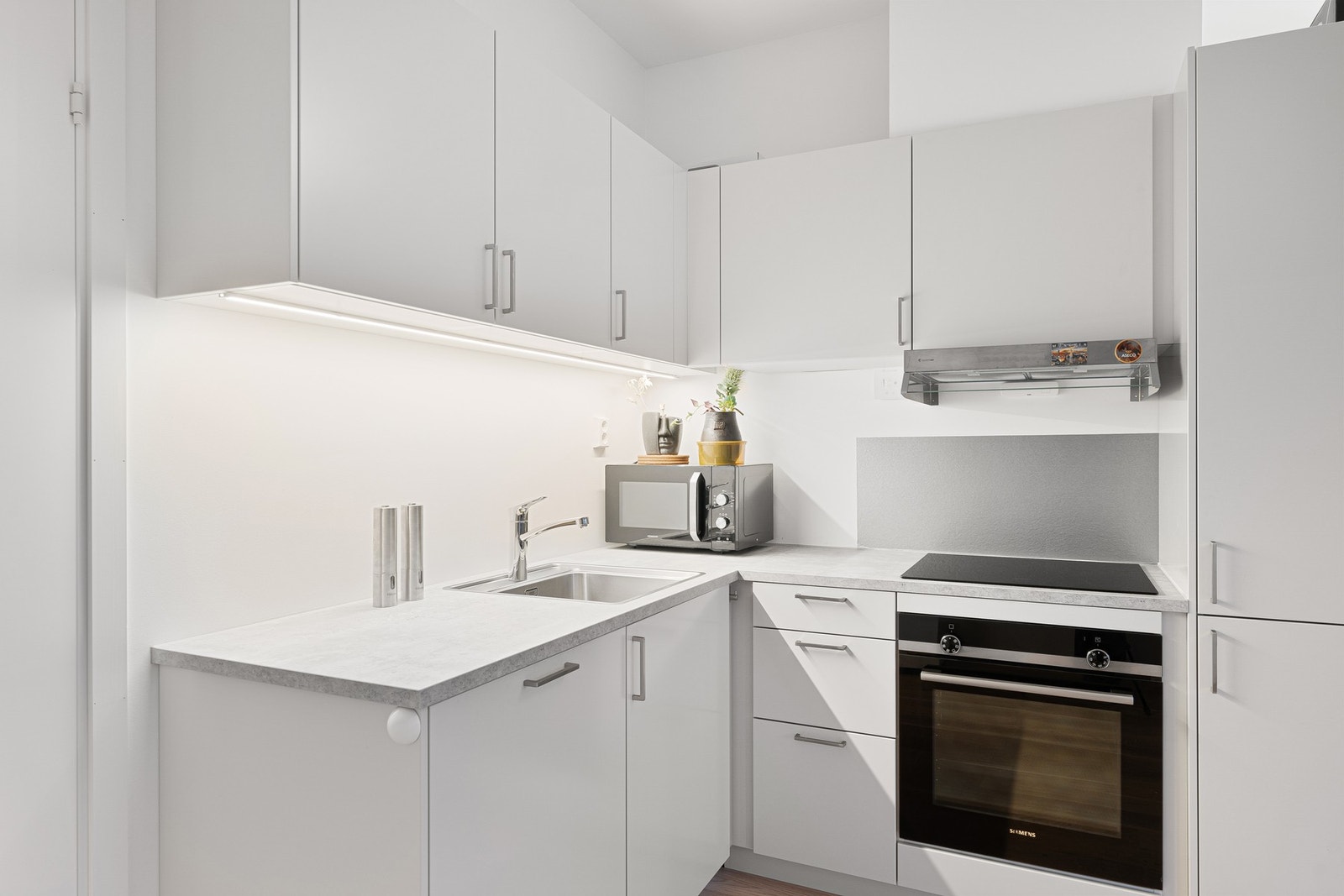 Leiligheten er levert med gjennomgående parkettgulv og vannbåren gulvvarme i stue/kjøkken og soverom Galleribilde