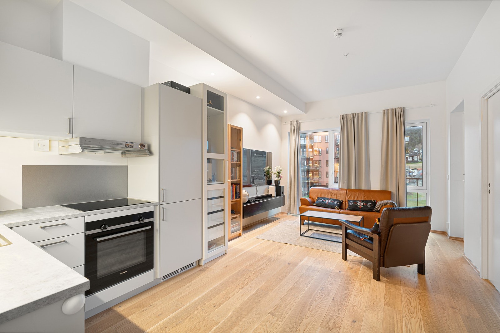 Stuen er praktisk utformet med god plass til det nødvendige, og har en lys og innbydende atmosfære takket være store vindusflater og nedfelte spotter i himlingen. Galleribilde