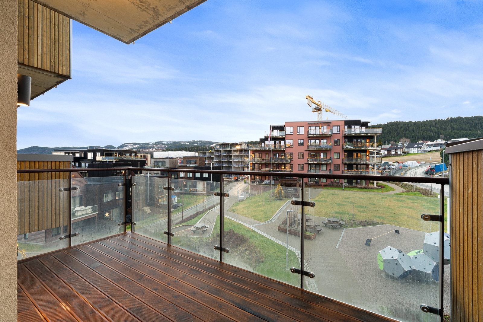 Balkongen byr på gode sol- og utsiktsforhold med en flott plassering i boligfeltet, uten tilstøtende balkonger. Galleribilde