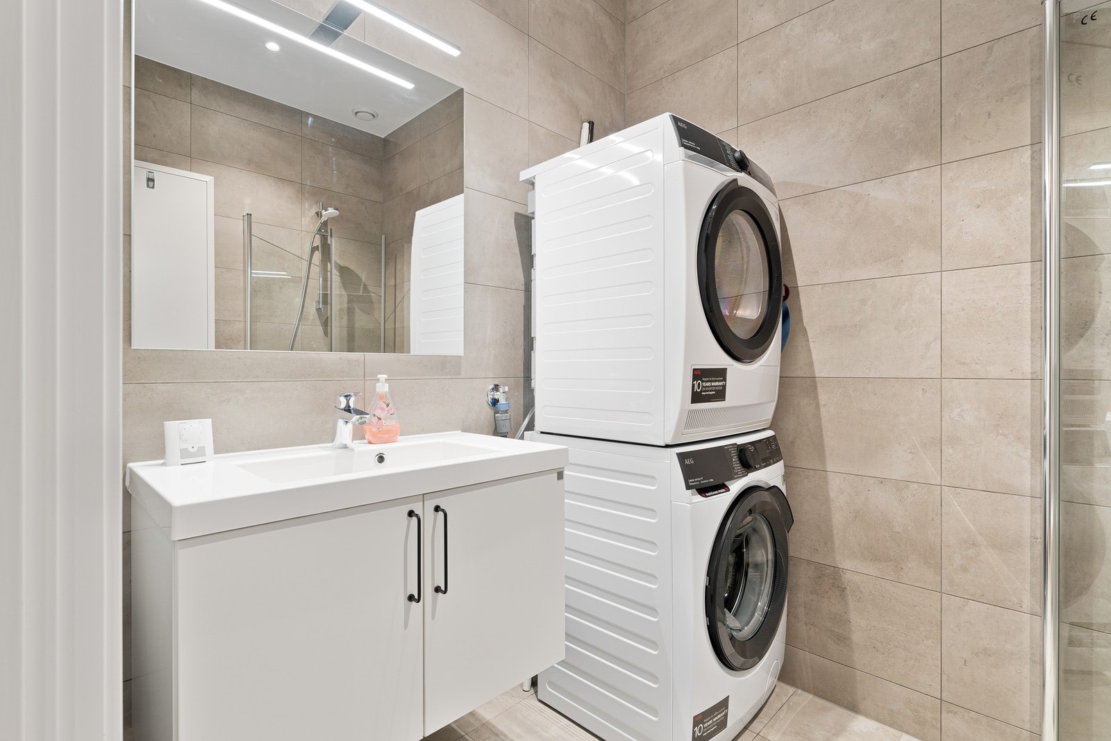 Servanten byr på gode oppbevaringsmuligheter med underskap. Galleribilde