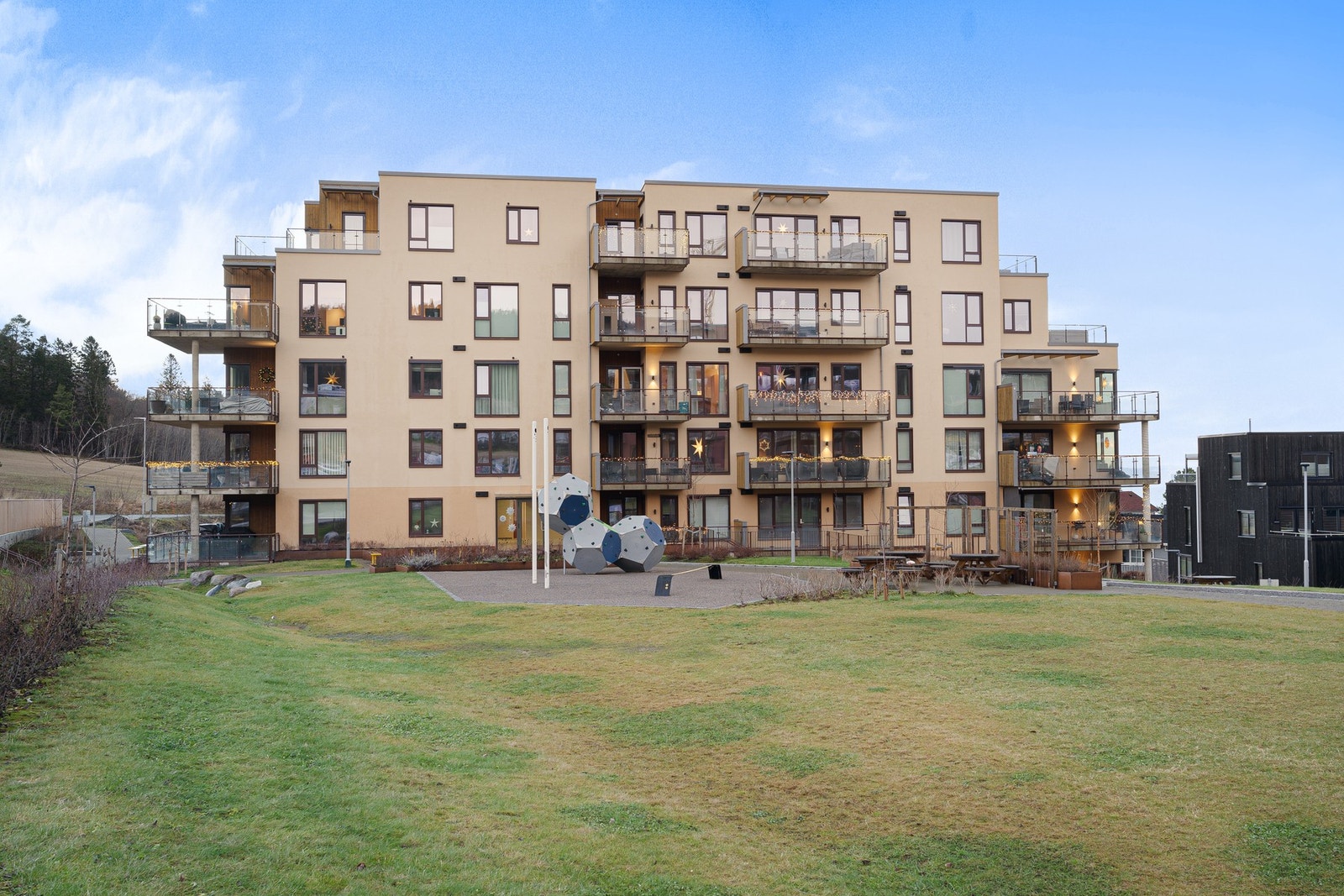 Det er svært gode muligheter for sykkelparkering i kjelleren som gjør det enkelt å velge grønt når du farter til naboen, jobb eller fritidsaktiviteter. Galleribilde