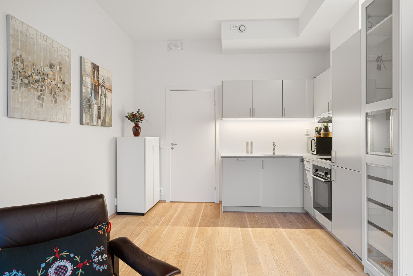 Kjøkkenet er av tidløs utførelse med integrerte hvitevarer som kjøl/fryseskap, oppvaskmaskin, stekeovn og platetopp. Galleribilde