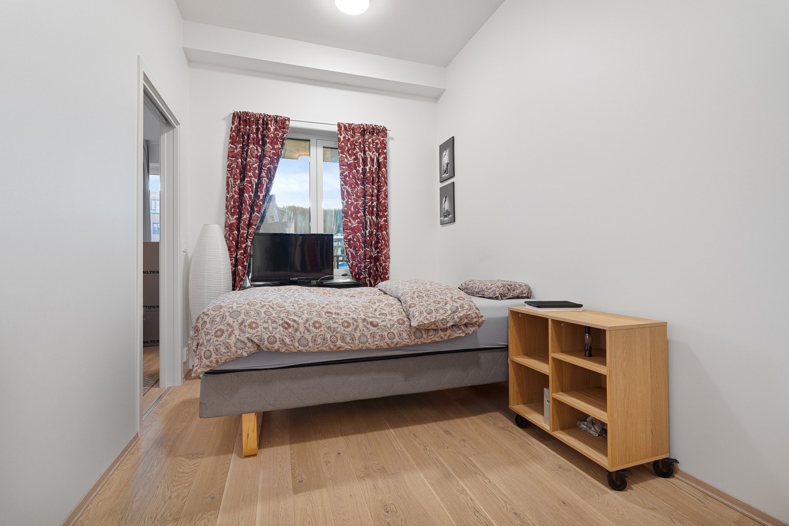 Romslig soverom på 10 m² med plass til dobbeltseng og ønsket soveromsmøblement. Galleribilde