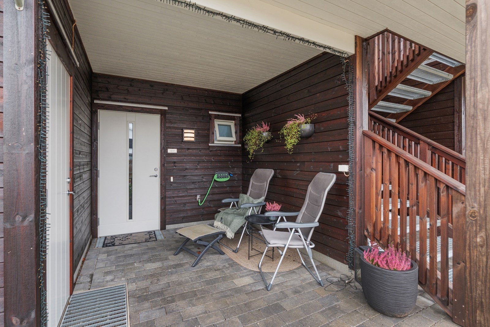 Hyggelig inngangsparti med overbygg. Galleribilde